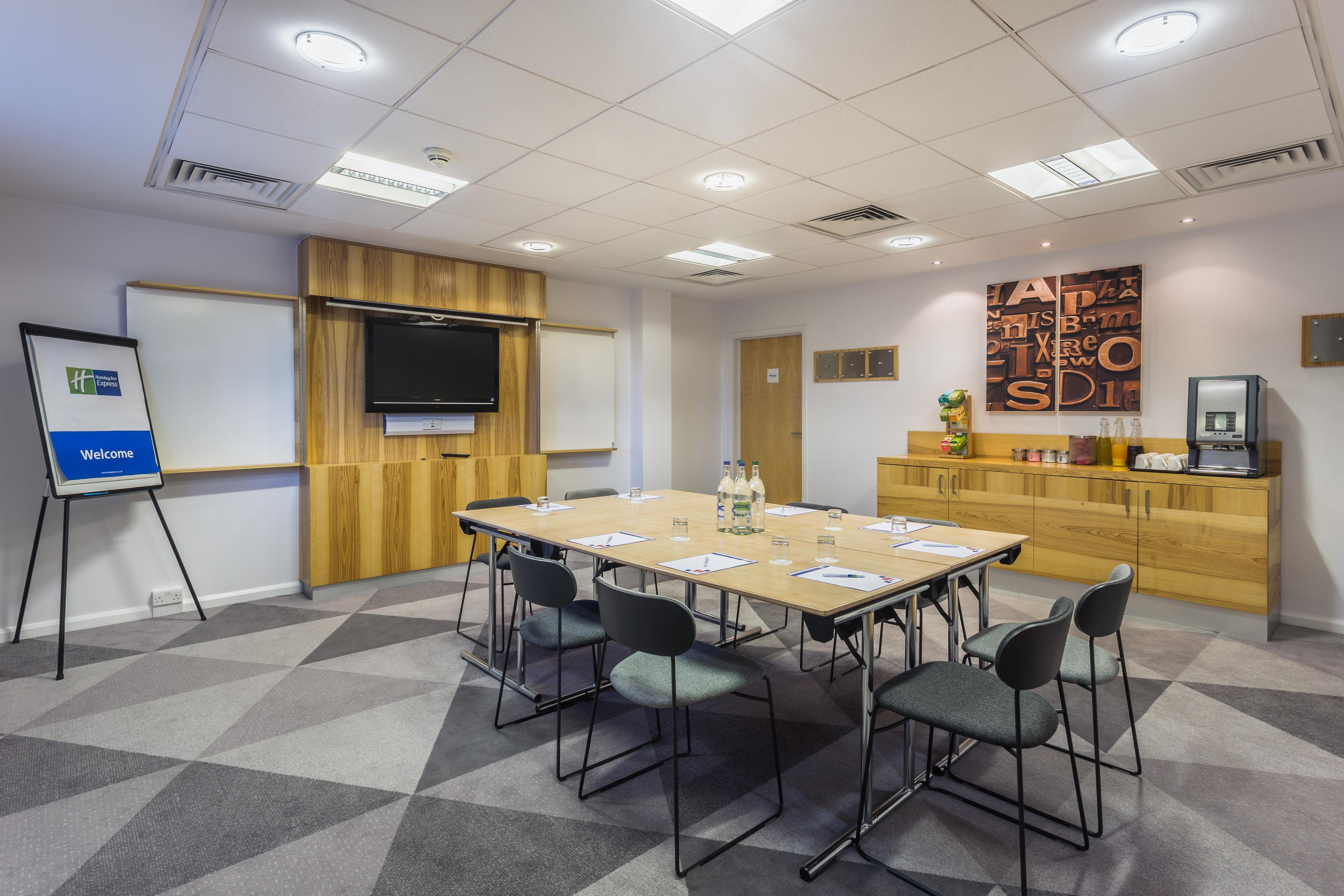 Holiday Inn Express London - Watford Junction By Ihg Exterior photo